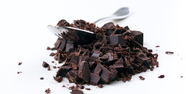 Ein Löffel liegt in einem Haufen kleingehackter Schokolade