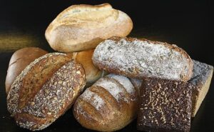 Verschiedene Brote mit unterschiedlichen Einschnitten liegen auf einem Haufen