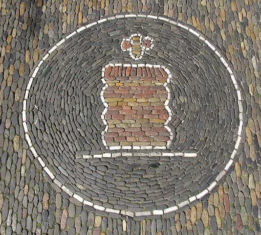 Aus Pflastersteinen wurde ein Baumkuchen-Mosaik in die Straße gearbeitet
