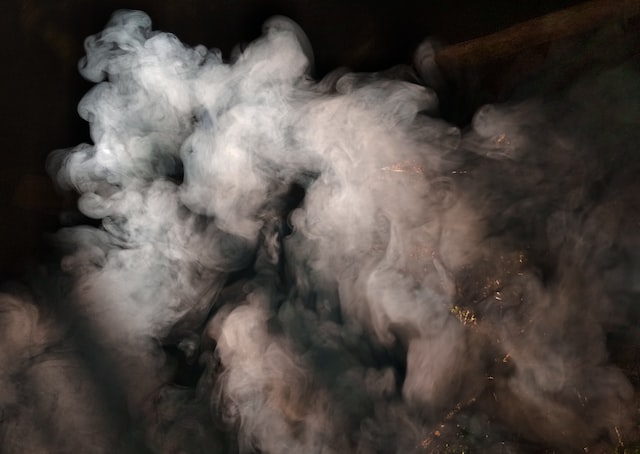 Eine Wolke aus weiß-grauem Rauch vor schwarzem Hintergrund