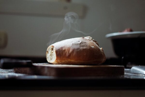 Ein dampfender, frischer Laib Brot